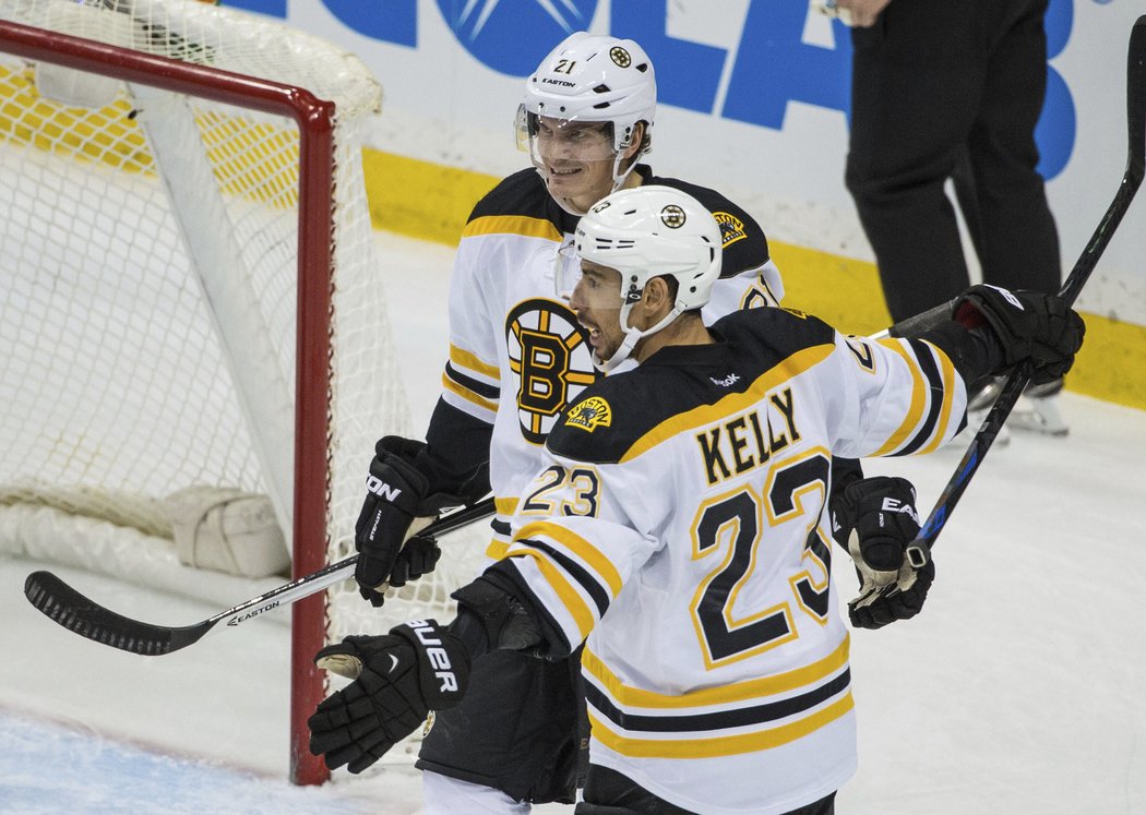 Hokejisté Bostonu se radují, i díky trefě Louiho Erikssona porazili Minnesotu