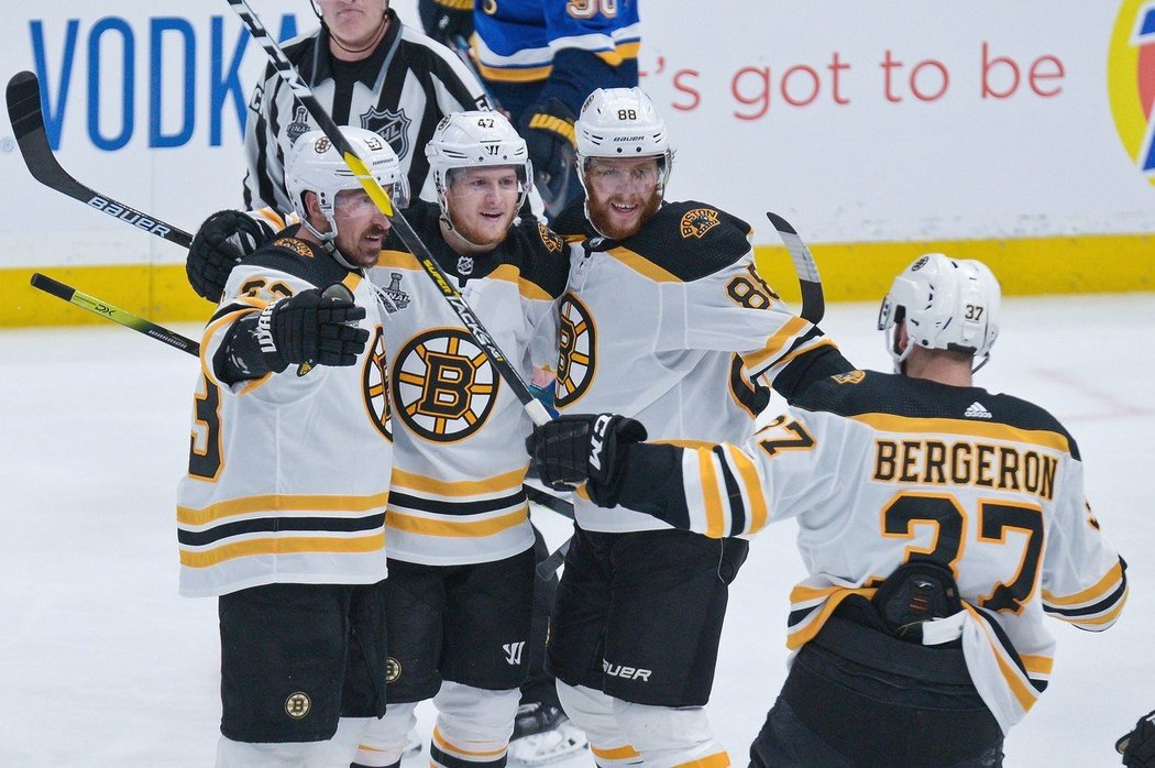 Bruins vyhráli třetí duel na ledě St. Louis vysoko 7:2 a ve finálové sérii play off NHL vedou 2:1 na zápasy.