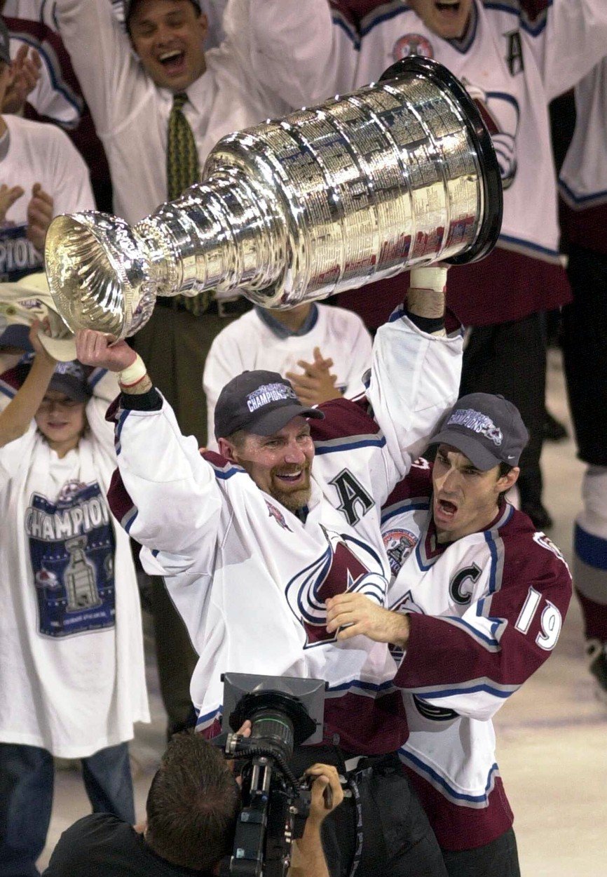 Legendární Kanaďan Ray Bourque zvedá nad hlavu Stanley Cup po 22 sezonách a 1826 odehraných bitvách v NHL