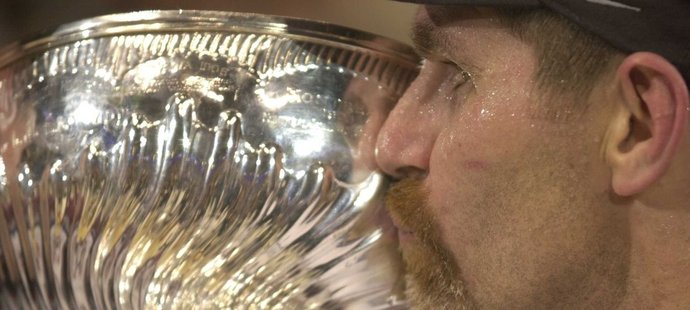 Nejsladší moment kariéry zažil legendární obránce Ray Bourque až na úplném konci kariéry, kdy v sedmém zápase finále play off NHL 2001 vyhrál Stanley Cup