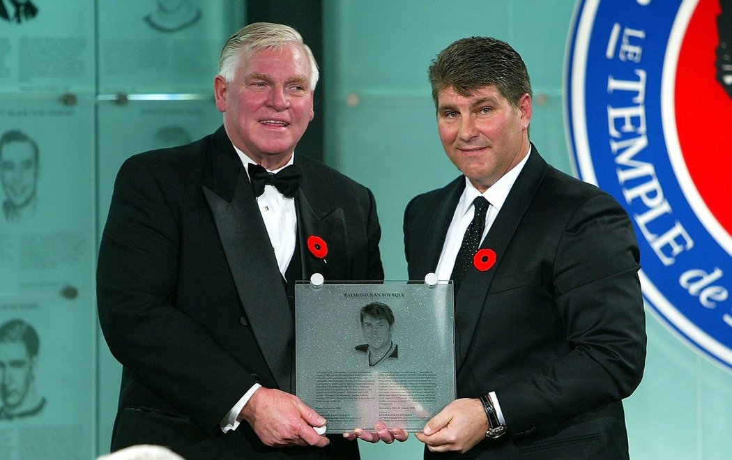 Legendární obránce Ray Bourque (vpravo) při uvedení do Hokejové síně slávy v roce 2004