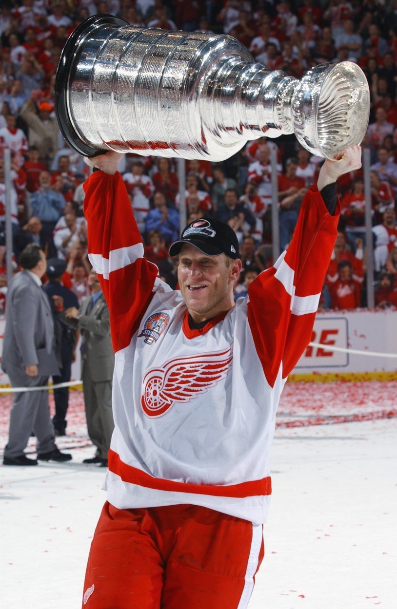 Nad stavem současné NHL Brett Hull, vyhlášený bohém, šampion NHL z let 1999 (Dallas) a 2002 (Detroit) jen nevěřícně protáčí oči.