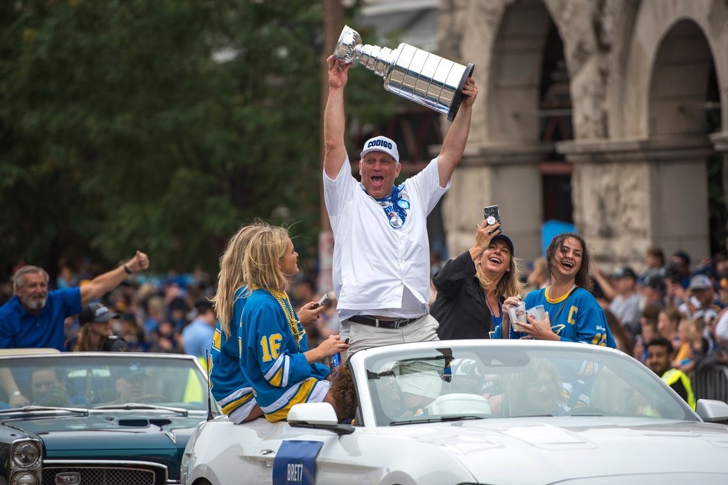 Brett Hull během oslav prvního Stanley Cupu v historii St. Louis,
