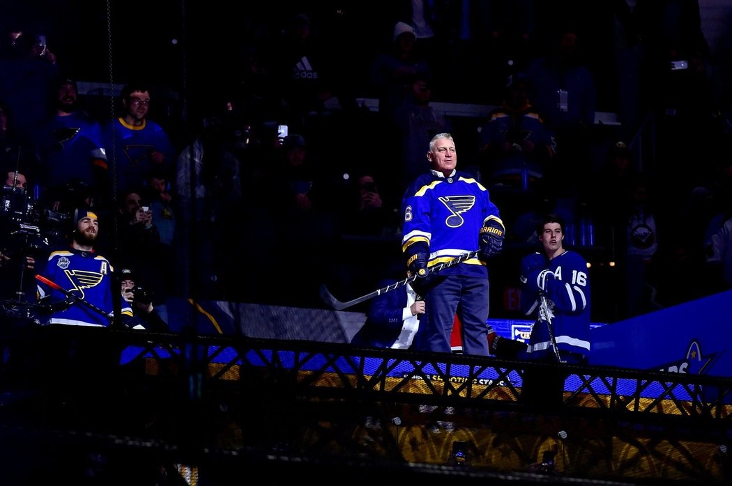 Brett Hull je legendou St. Louis, v týmu odehrál jedenáct sezon, několik ročníků byl i kapitánem týmu.