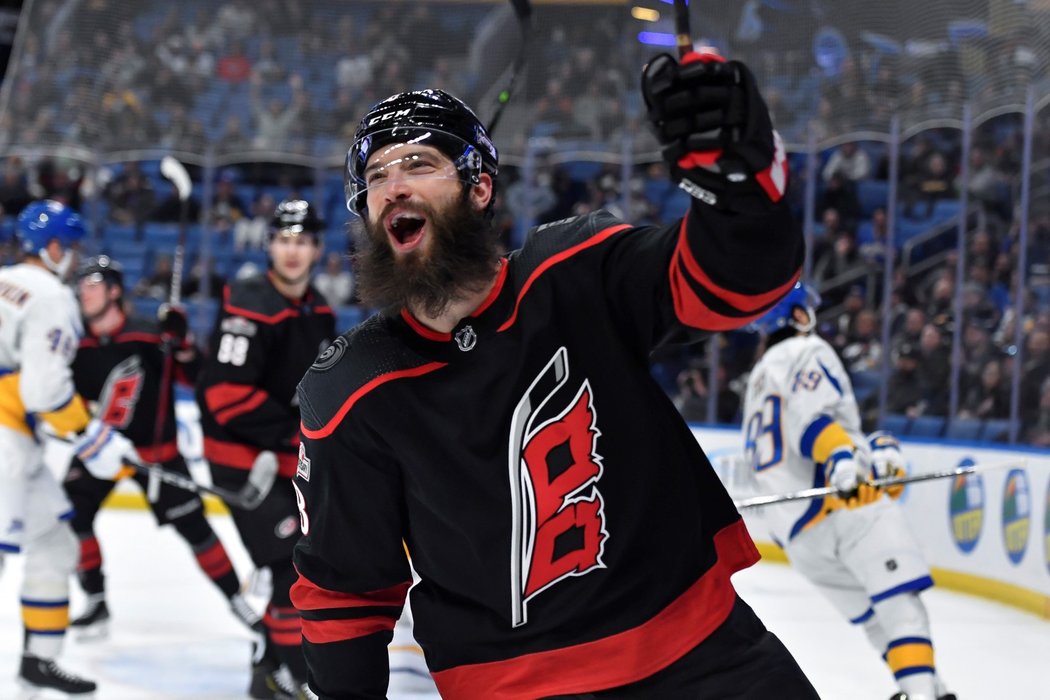 Brent Burns se raduje z branky