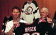 Dominik Hašek s Johnem Mucklerem a dresem Buffala v roce 1996 Dominik Hašek s Johnem Mucklerem a dresem Buffala v roce 1996