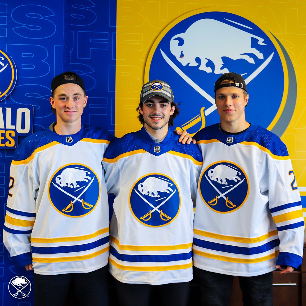 Buffalo podepsalo trojici draftovaných letos v prvním kole. Zleva Matthew Savoie, Matthew Savoie a Jiří Kulich