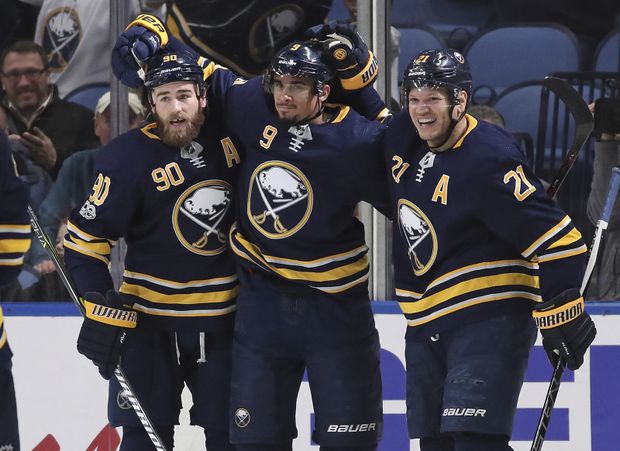 Evander Kane (uprostřed) letos za Sabres vstřelil 16 branek Evander Kane (uprostřed) letos za Sabres vstřelil 16 branek