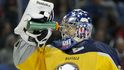 Kvůli zranění brankáře Enrotha si premiéru v NHL odbyl Nathan Lieuwen.