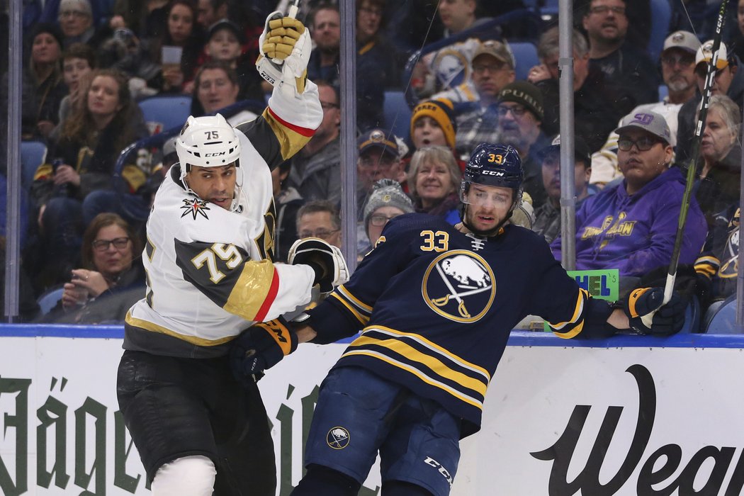 Ryan Reaves z Vegas proti Buffalu znovu rozdával hity, schytal to i bývalý spoluhráč Colin Miller