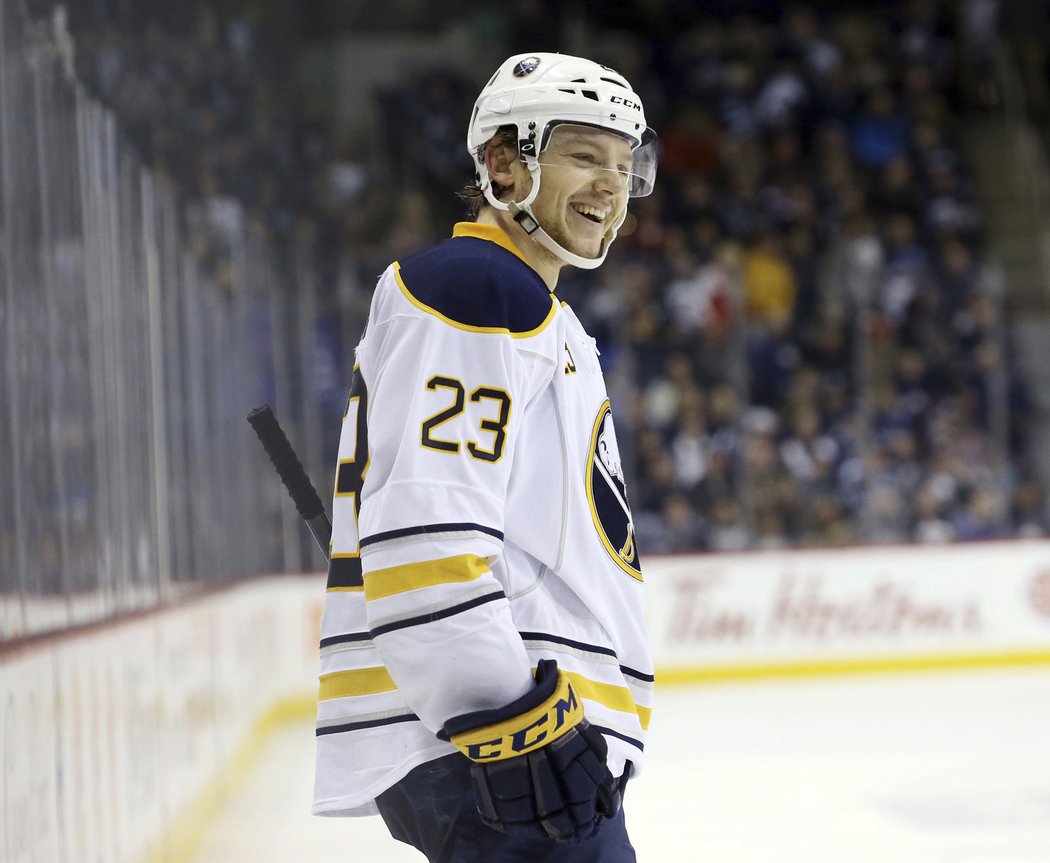 Nováček Sam Reinhart vstřelil proti Winnipegu svůj první hattrick v NHL