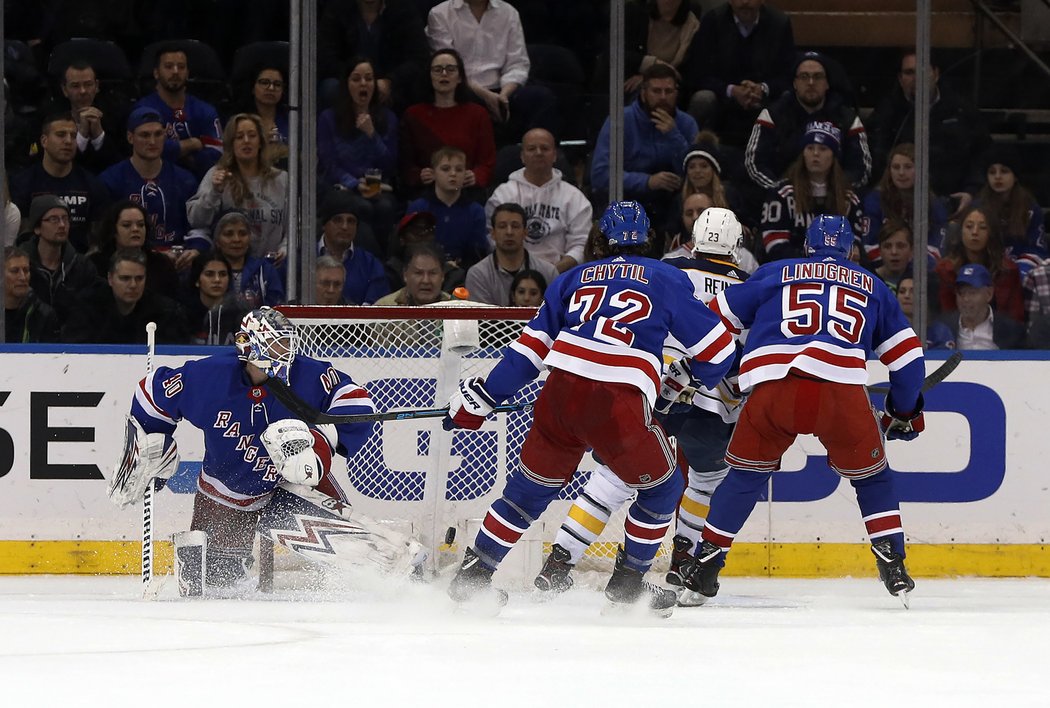 Filip Chytil i obránce Ryan Lindgren přijeli pozdě, Buffalo právě dalo gól