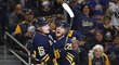 Jack Eichel a Jason Pominville z Buffala se radují z branky v utkání proti San Jose