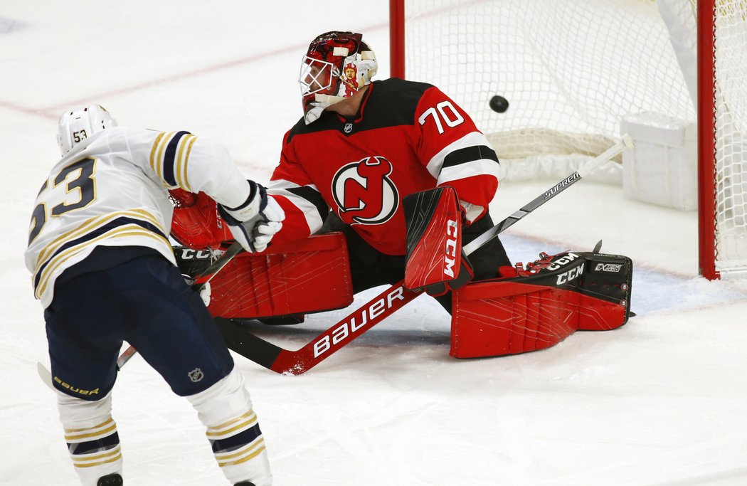 Jeff Skinner zapsal proti New Jersey branku a asistenci