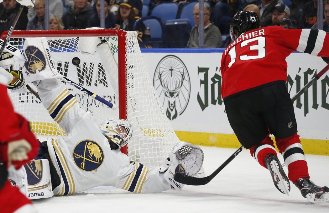 Linus Ullmark dostal od New Jersey jediný gól, dal ho Nico Hischier