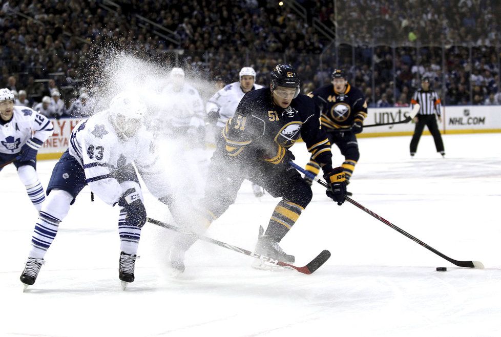 Čeští brankáři Michal Neuvirth a Ondřej Pavelec inkasovali shodně jen dvě branky, ale z vítězství se radoval jen prvně jmenovaný, jenž s Buffalem porazil Toronto 6:2. Neuvirth kryl celkem 32 pokusů hostů a připsal si v devátém startu třetí výhru.