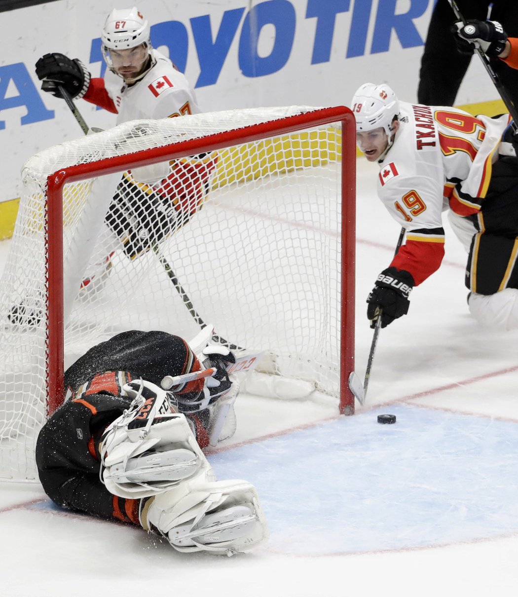 Brankář Ducks John Gibson puk za svá záda v této situaci nepustil