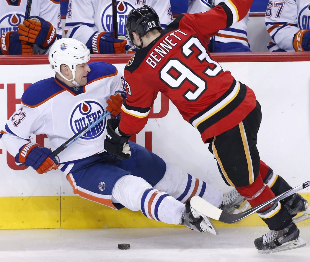 Mladík Sam Bennett několikrát proti Edmontonu prezentoval svou fyzickou vybavenost