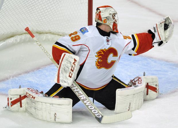 Švýcarský gólman Reto Berra si při své premiéře v NHL připsal 42 zákroků a byl vyhlášen první hvězdou utkání. Švýcarský gólman Reto Berra si při své premiéře v NHL připsal 42 zákroků a byl vyhlášen první hvězdou utkání.