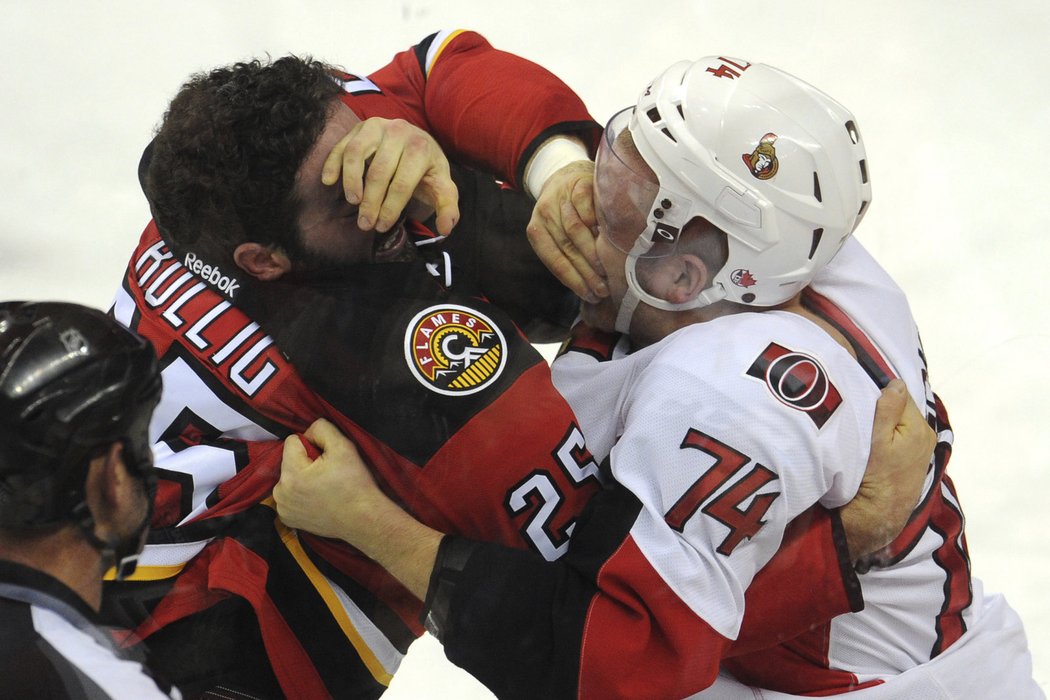 Brandon Bollig z Calgary a Mark Borowiecki z Ottawy si dávají masáž obličeje.