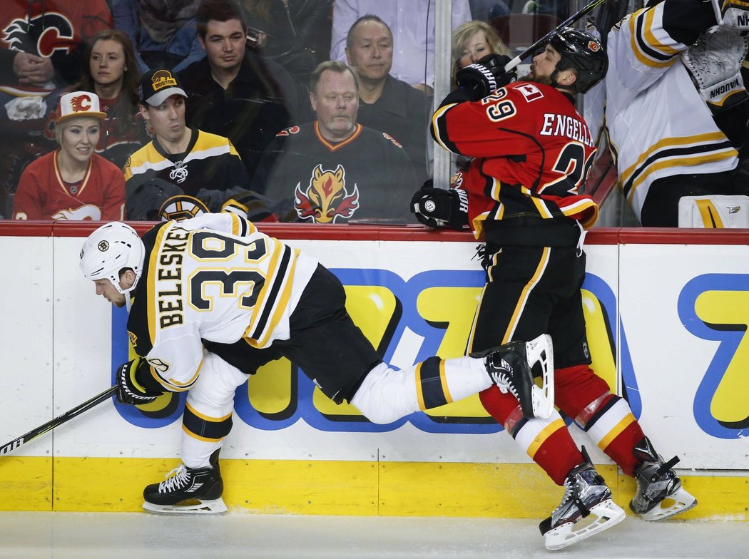 Matt Beleskey z Bostonu se dokázal vyhnout těžkému hitu