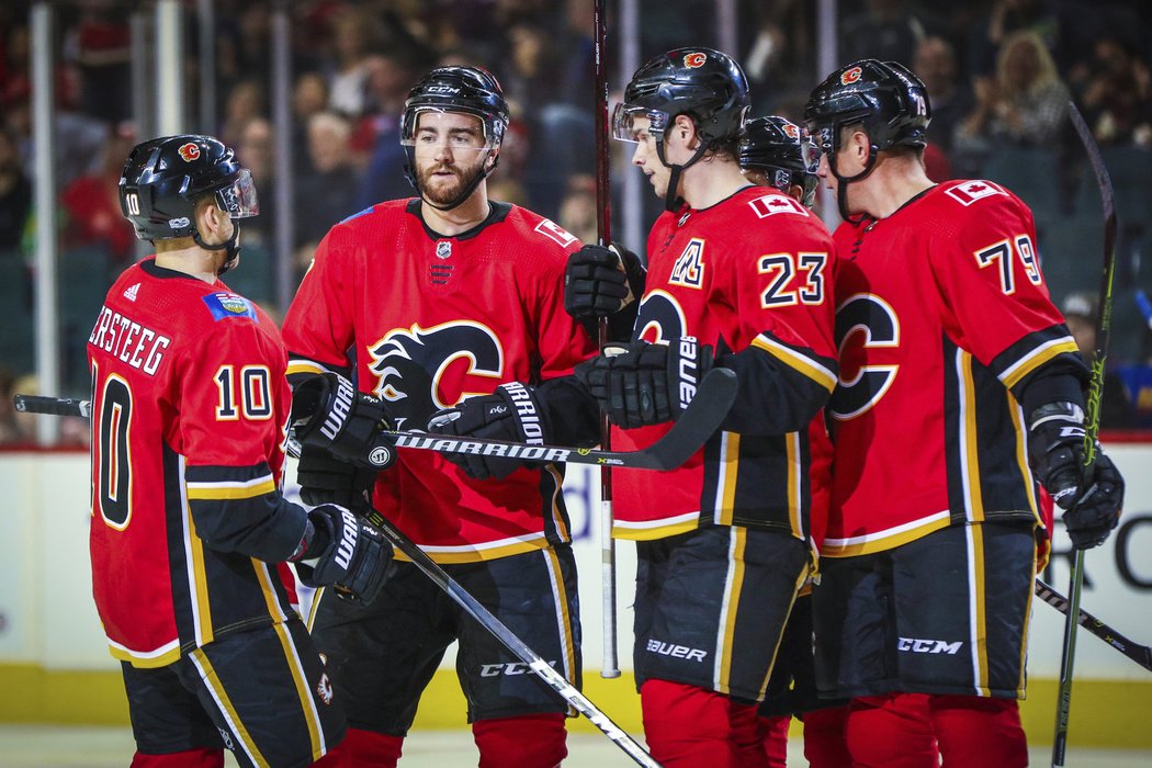 T.J. Brodie slaví gól, Flames ale rivala z Edmontonu neporazili