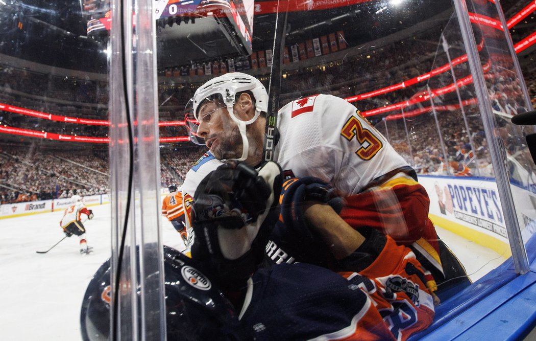 Troy Brouwer přimáčkl na mantinel obránce Benninga z Edmontonu