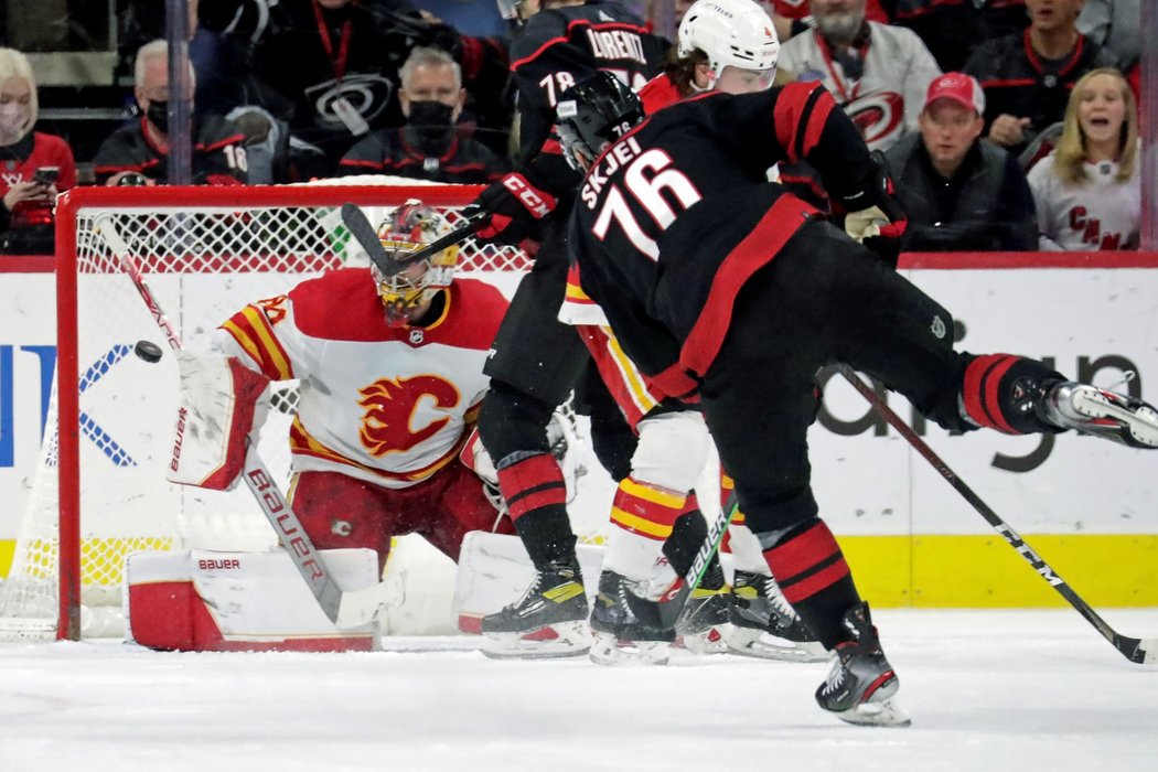 Český hokejový brankář Daniel Vladař jednatřiceti zásahy neodvrátil prohru Calgary 3:6 na ledě Caroliny.