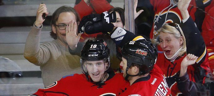 Roman Červenka s nyní již bývalými spoluhráči z Calgary Flames