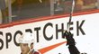 Roman Horák v dresu Calgary slaví svůj první gól v NHL