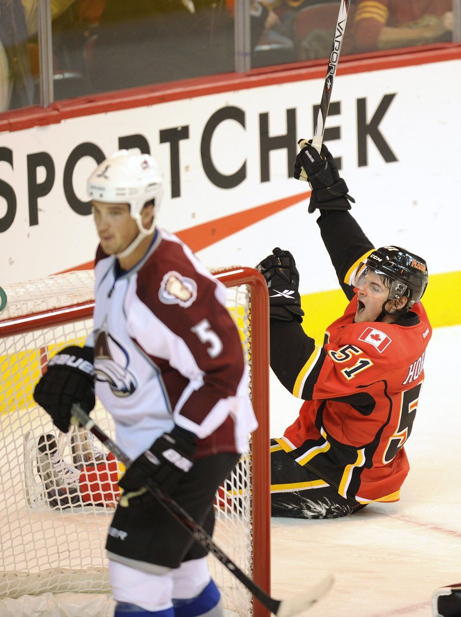 Roman Horák v dresu Calgary slaví svůj první gól v NHL