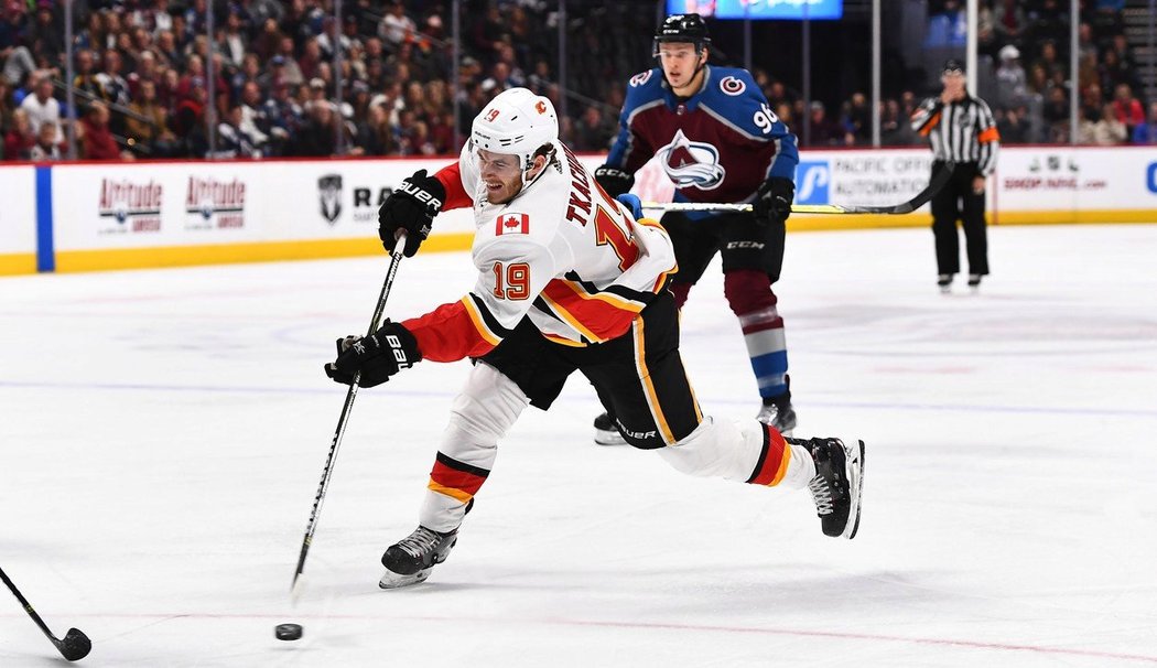 Matthew Tkachuk pálí na branku Colorada v nočním zápase NHL