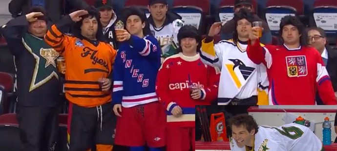 Fanoušci ve všech jeho dresech z NHL, navíc v parukách, Jaromíra Jágra v Calgary pořádně rozesmáli