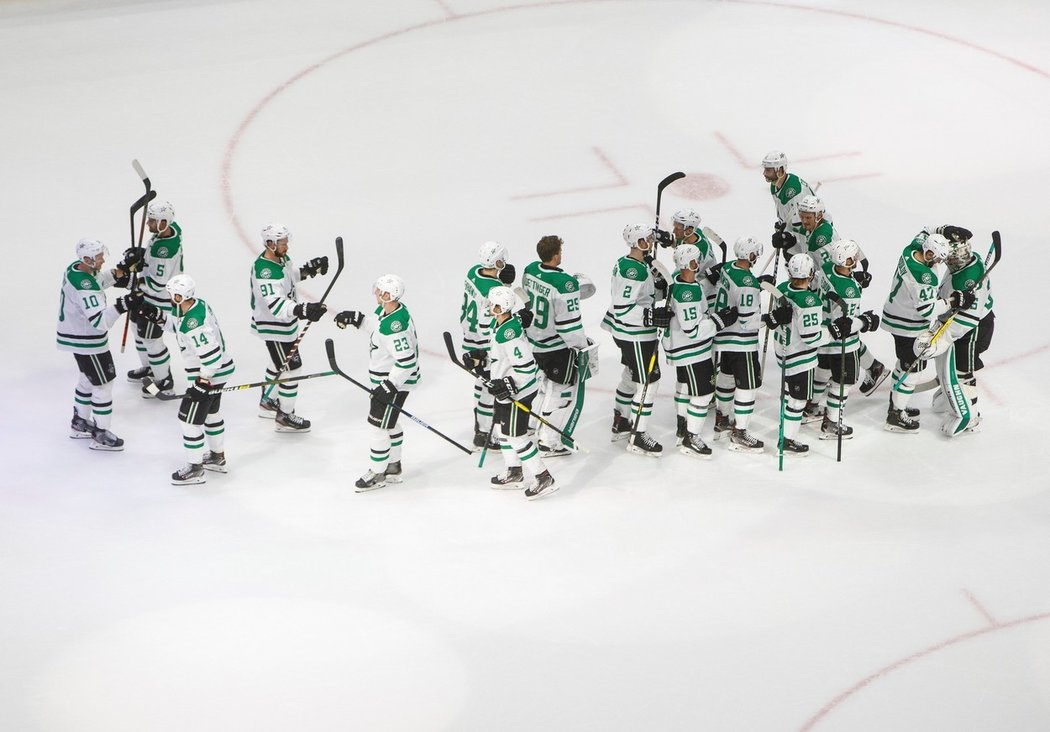 Dallas prohrával v průběhu první třetiny s Calgary už 0:3, skóre ale sedmi góly neuvěřitelně otočil a postoupil do 2. kola Stanley Cupu.