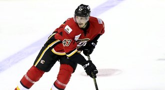 Tvrdá rána pro Přibyla! V Calgary si poranil koleno a sezona mu skončila