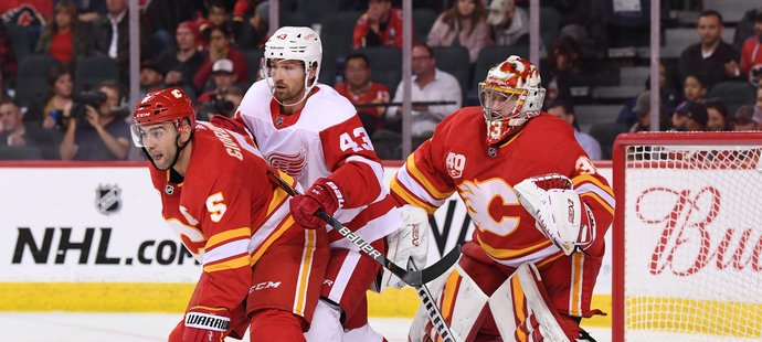 David Rittich kryl 27 střel a dovedl Calgary k výhře 5:1 nad Detroitem.