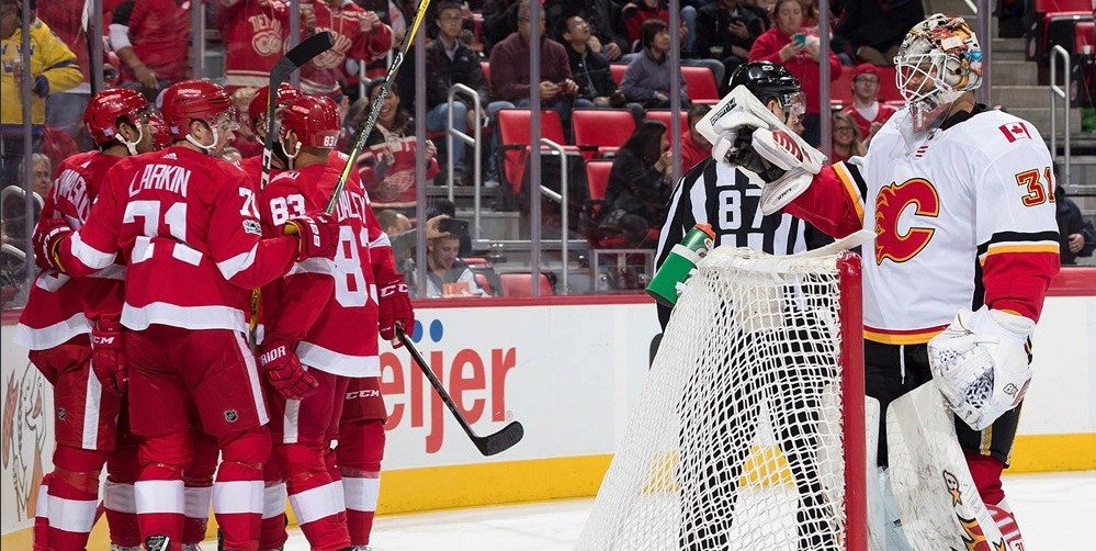 Hokejisté Calgary s Jaromírem Jágrem a Michaelem Frolíkem v sestavě zahájili v NHL sérii šesti venkovních utkání debaklem 2:8 v Detroitu.