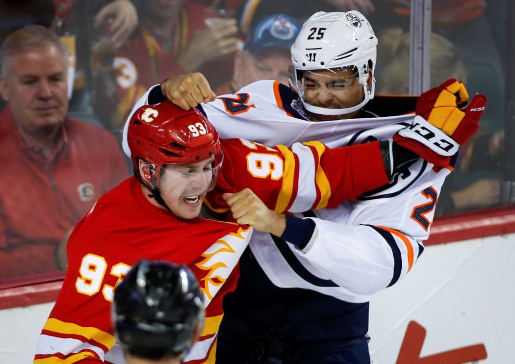 Bitva o Albertu mezi Calgary a Edmontonem přinesla i bitku Sama Bennetta s Darnellem Nursem