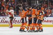 Hokejisté Edmontonu slaví trefu do branky Calgary, kterou strážil David Rittich