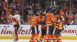 Hokejisté Edmontonu slaví trefu do branky Calgary, kterou strážil David Rittich