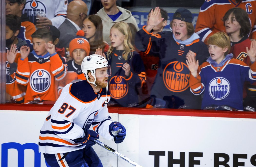 Edmonton vyhrál na ledě Calgary 5:3 a srovnal sérii na 1:1