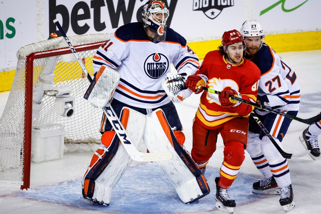 Edmonton vyhrál na ledě Calgary 5:3 a srovnal sérii na 1:1