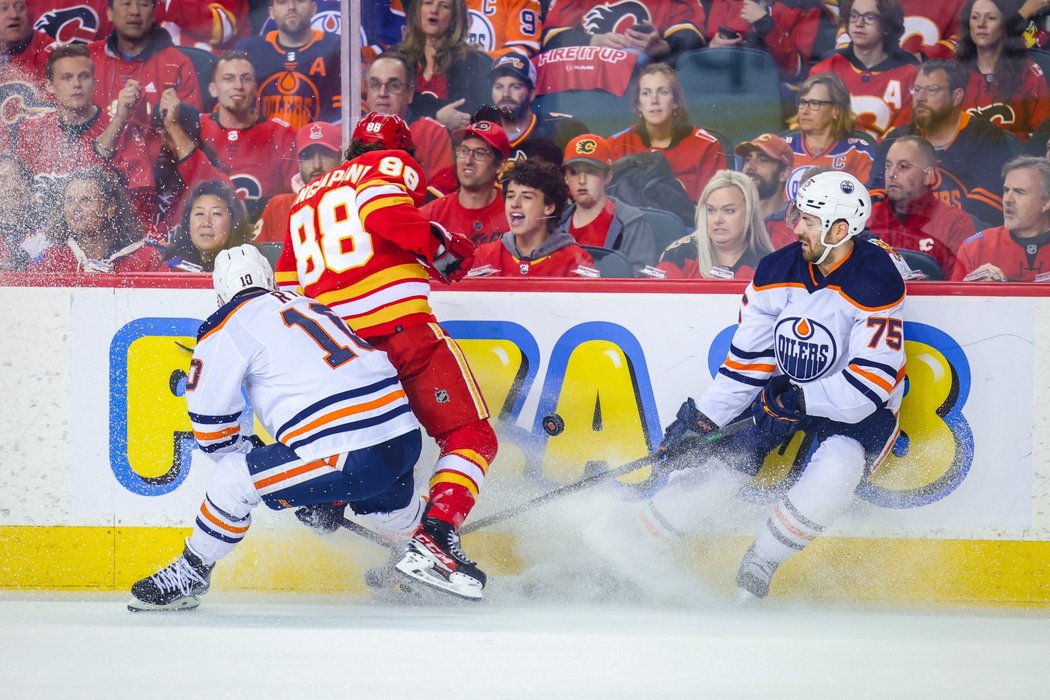 Edmonton vyhrál na ledě Calgary 5:3 a srovnal sérii na 1:1