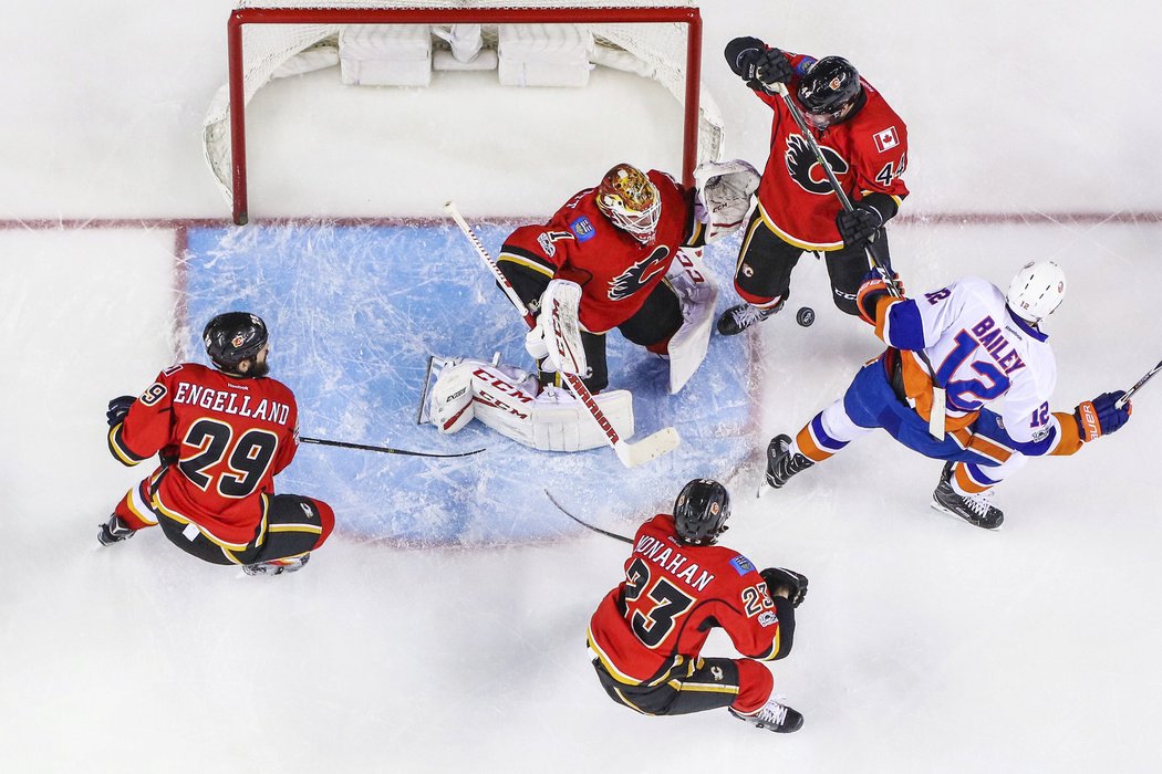 Brian Elliott podpořil výhru Flames 33 zákroky