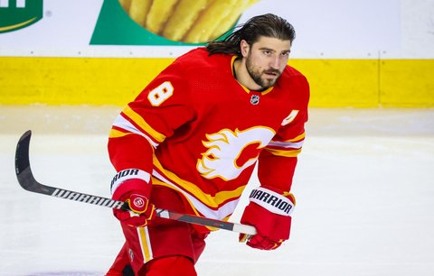 Defenzivní obránce Christopher Tanev se stěhuje z Calgary do Dallasu