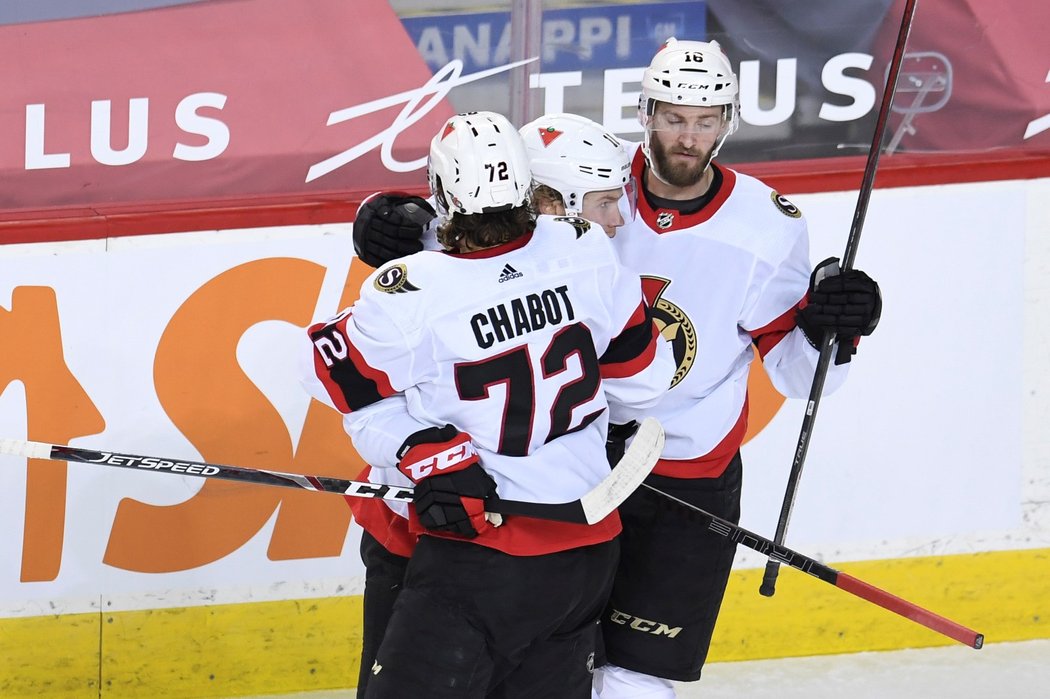 Hráči Ottawy se radují z gólu proti Calgary
