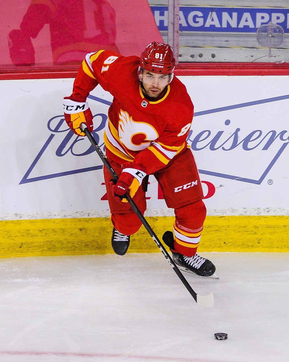 Český útočník Dominik Simon v dresu Calgary Flames