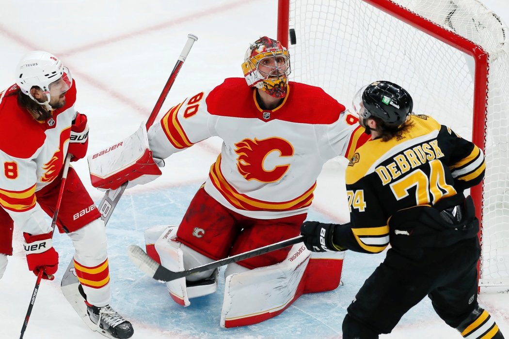 Čech Daniel Vladař je prvním brankářem po šestnácti letech, který Calgary vychytal výhru na ledě Bostonu