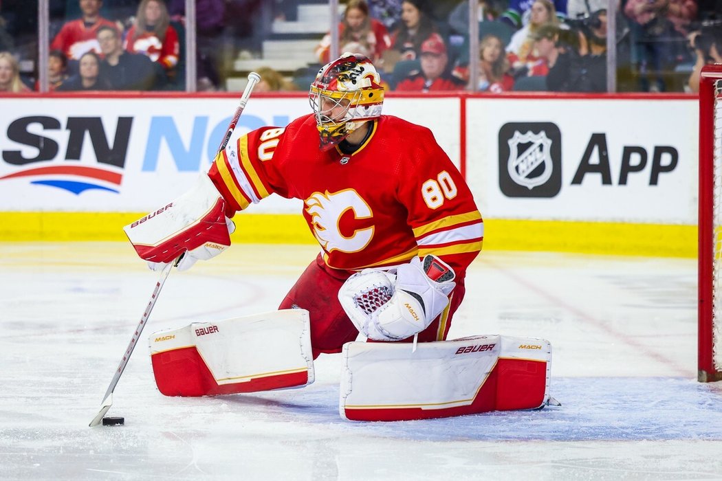 Český brankář Daniel Vladař v dresu Calgary Flames vychytal Vancouver