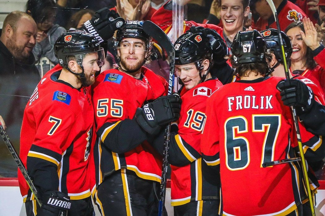 Hokejiste Flames se radují ze čtvrté výhry v řadě.